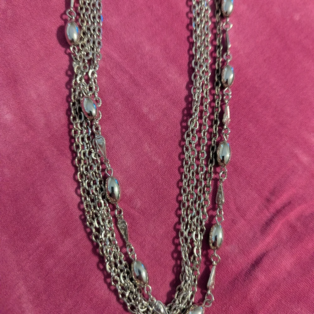 Elegant Silver Beaded Necklace_5